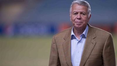 بالفيديو.. رئيس الأهلي السابق يظهر في 