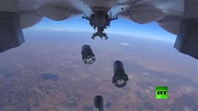 بالفيديو.. طائرة روسية تطلق قذائفها على مواقع 