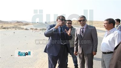 بالصور.. وزير النقل يفاجئ العاملين بالطريق الدائري الإقليمي 