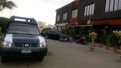 مداهمة مقهى شهير بالإسماعيلية بسبب الترخيص