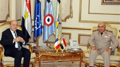 صدقي صبحي يبحث التعاون العسكري مع وزير دفاع فرنسا