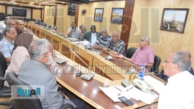 محافظ أسوان يرسل ملف مسابقة الإدارات التعليمية بعد جمع التظلمات   