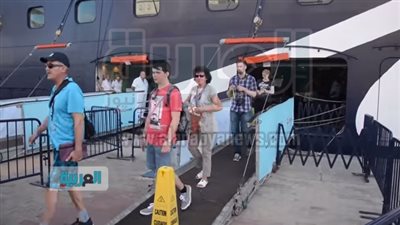 بالفيديو.. ميناء الإسكندرية يستقبل 2248 سائحًا بالرقص والورود