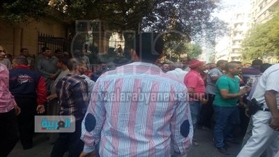 بالصور.. استمرار احتجاجات عاملي 