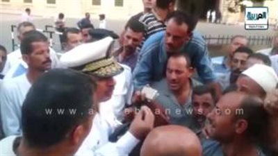 بالفيديو.. الشرطة تتفاوض لإنهاء اعتصام محتجي الأوقاف 
