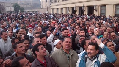 عمال الأوقاف يعتصمون أمام قصر عابدين