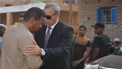 محافظ قنا يعزي أسرتي شهيدي الجيش والحج بأبوتشت