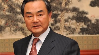 وزير خارجية الصين يجدد الدعوة لتسوية سياسية في سوريا