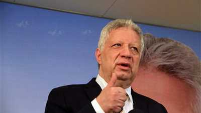 مرتضى منصور يشيد بالسفير المصري في الإمارات