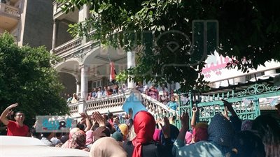 بالصور والفيديو.. طلاب الثانوية يتظاهرون أمام الإدارة التعليمية بالإسكندرية