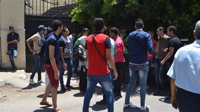 وقفة لطلاب الثانوية أمام 