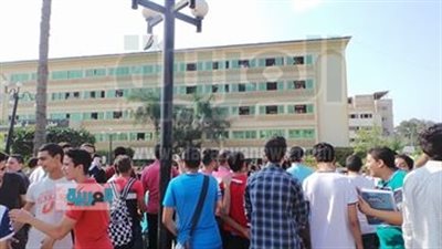 بالصور.. طلاب الثانوية العامة يتظاهرون أمام ديوان محافظة كفرالشيخ 