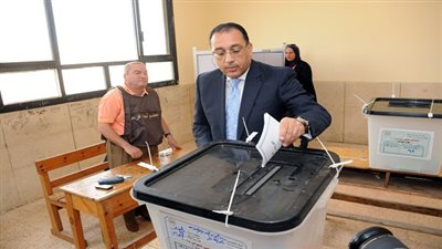 بالصور.. وزير الإسكان يدلي بصوته بـ