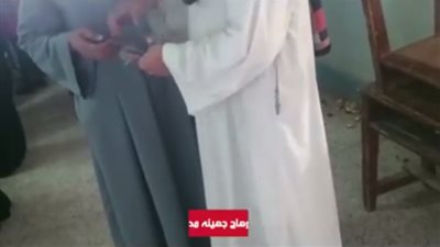 بالفيديو.. مرشح يرشي الناخبين بسوهاج