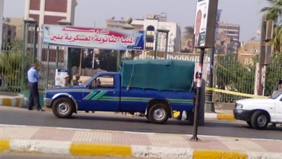 احتجاز 4 أشخاص من 