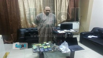 ضبط موظف بـ