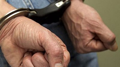 ضبط صاحب محل توريدات بحوزته 85 ألف قطعة ملابس مدرسية مهربة 