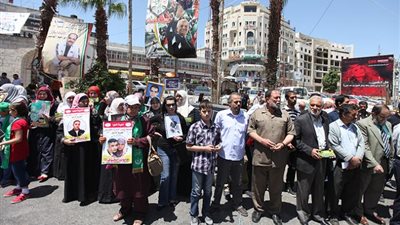 اعتصام أمام الصليب الأحمر في طولكرم تضامنا مع الأسرى الفلسطينيين