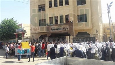 بالصور.. وقفة لطلاب الثانوية اعتراضًا على الـ